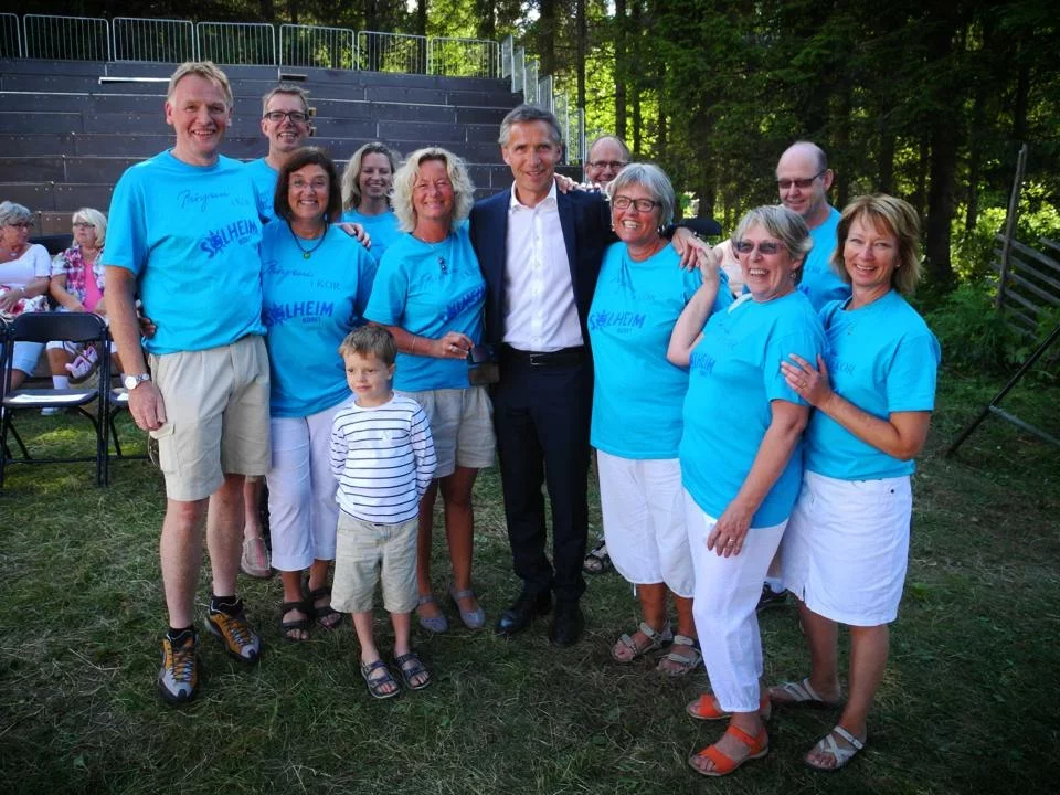 Statsminister Jens Stoltenberg besøker Prøysen i kor og Solheimkoret.