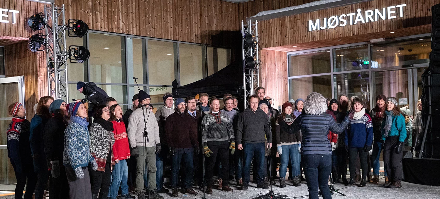 Solheimkoret var med og åpnet Mjøstårnet 15. mars 2019. Foto: Ringsaker kommune