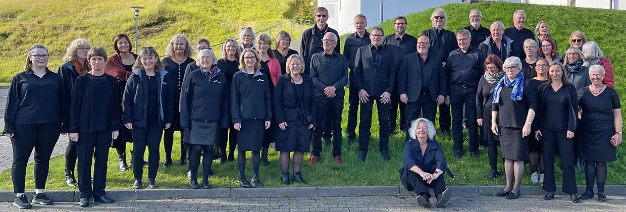 Fotostop i Gøtugjógv, utenfor nye Gøta kirke, på vei til konsert i Klaksvik.