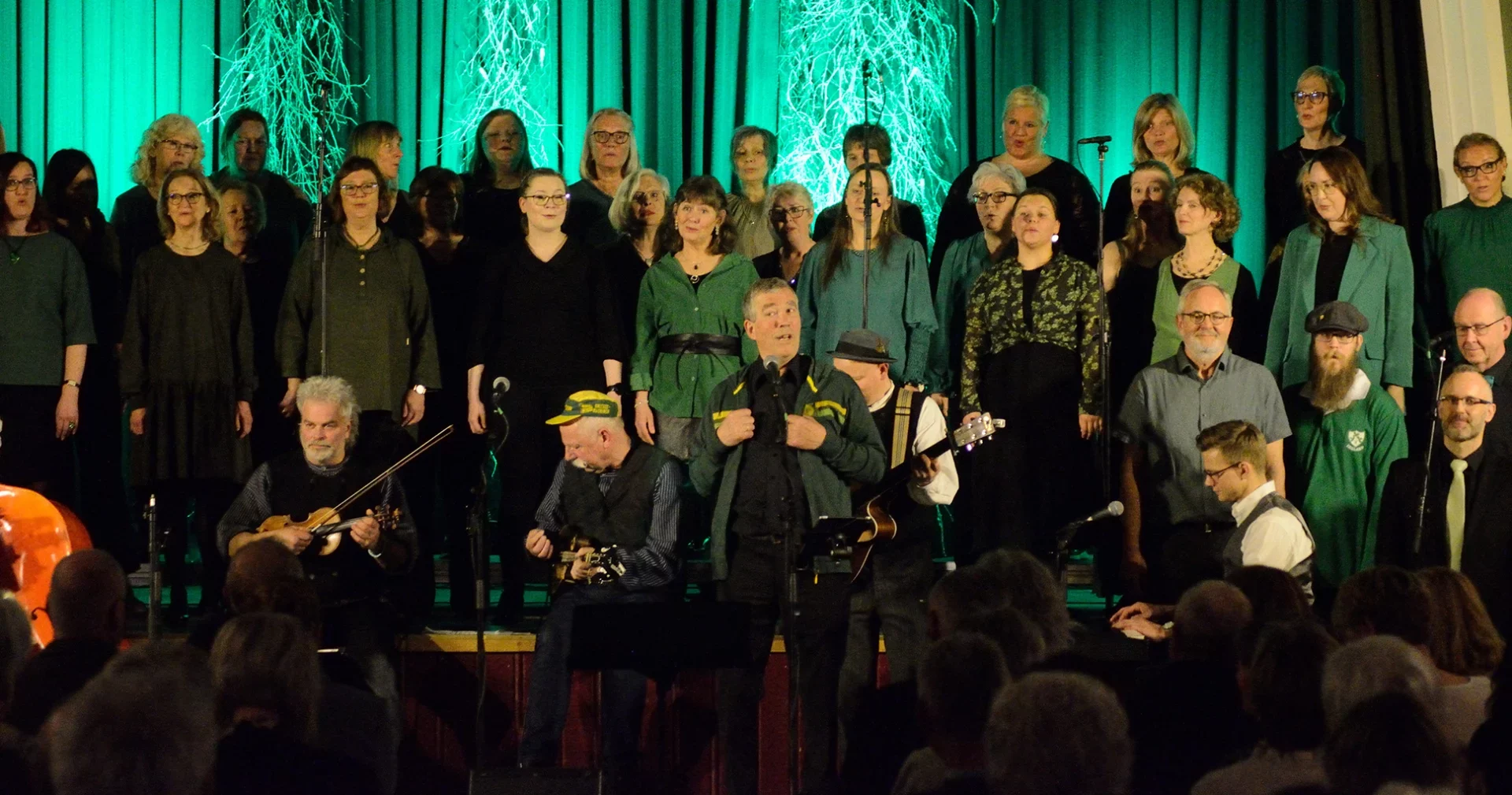 Solheimkoret, Eau de Vill og Visa hennes Staslin med tekst av Alf Prøysen på Tingvang.
